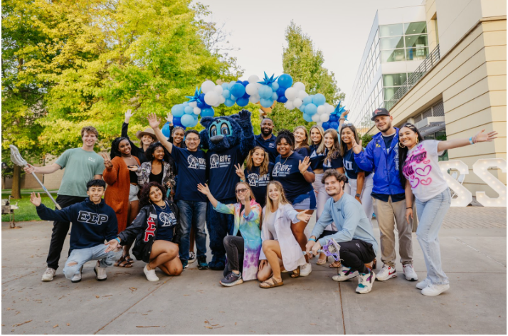 Group of students with President Lee and Lobo