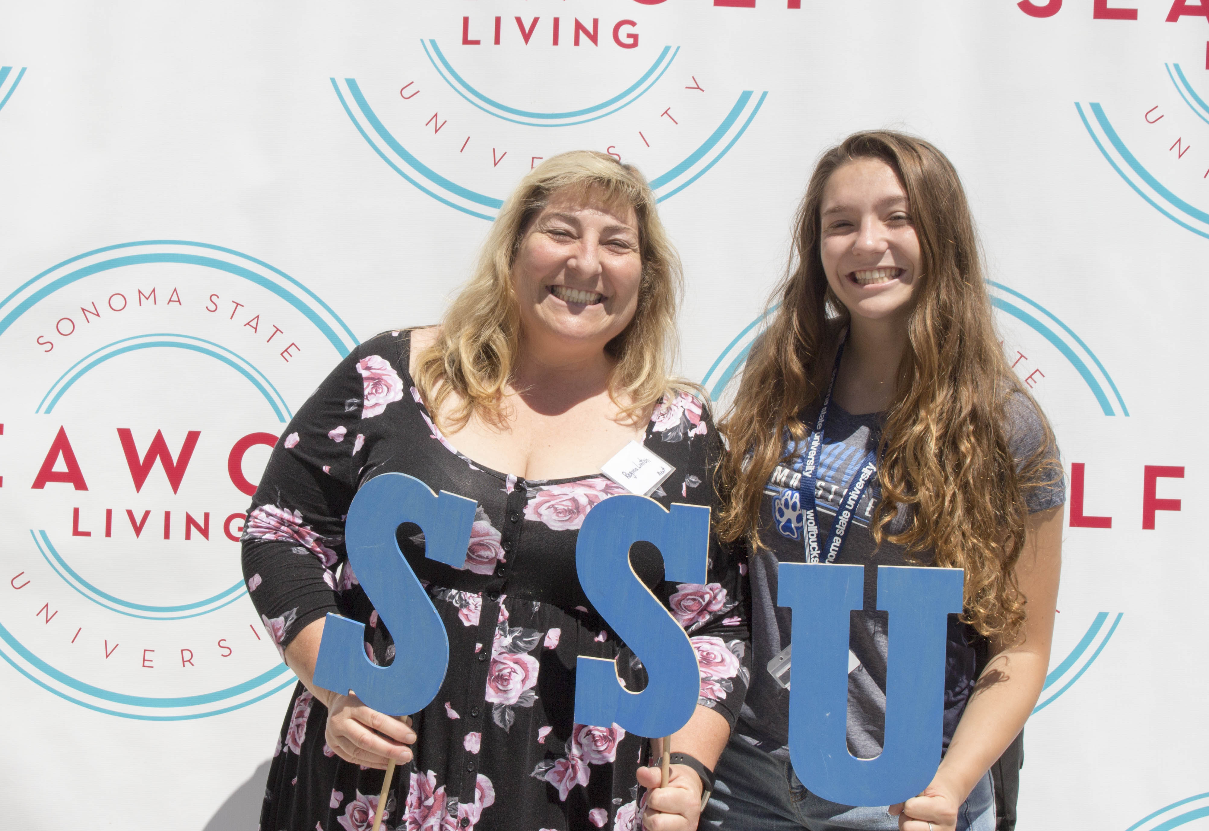 Parent and SSU student smile excitedly at orientation